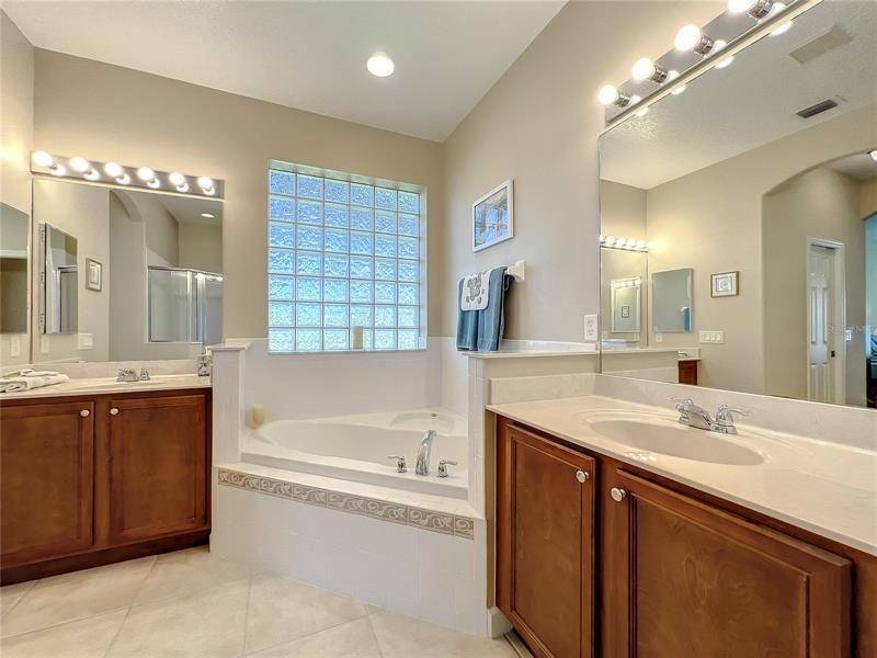 最近售出: $416,000 (3 贝兹, 2 浴室, 2010 平方英尺)
