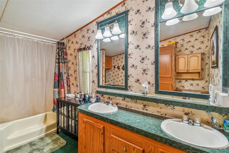 最近售出: $245,000 (3 贝兹, 2 浴室, 1296 平方英尺)