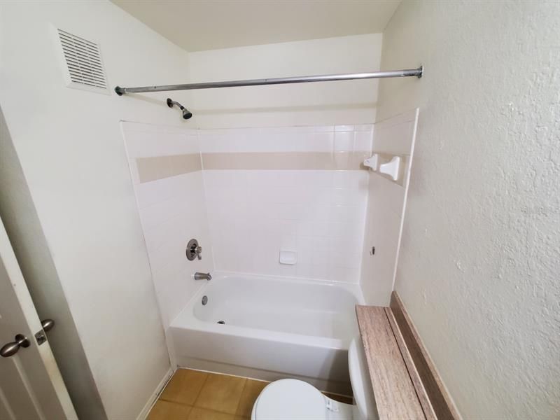 Recently Rented: $1,400 (2 beds, 2 baths, 987 Square Feet)