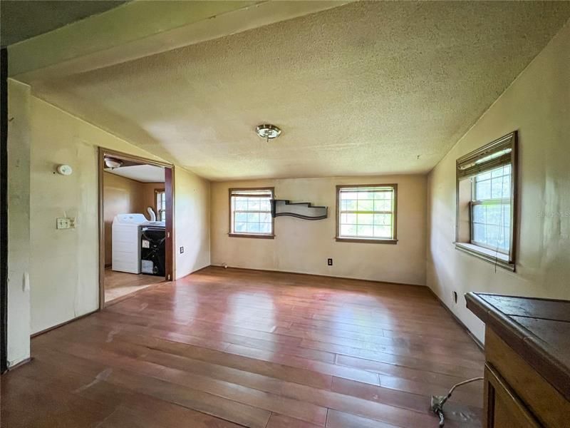 Recently Sold: $79,900 (2 beds, 1 baths, 1180 Square Feet)