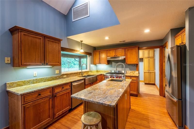 Spacious kitchen w/ Island