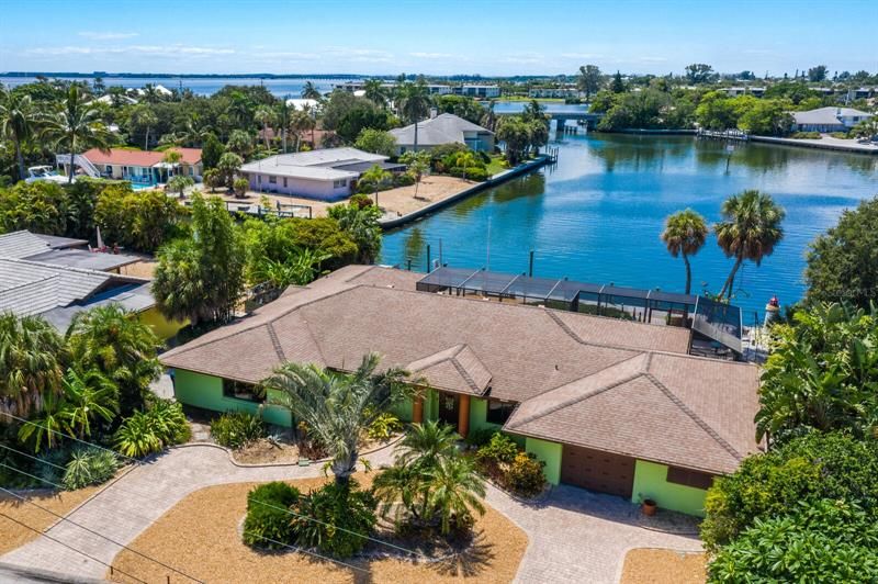 Recently Sold: $2,700,000 (3 beds, 2 baths, 2980 Square Feet)
