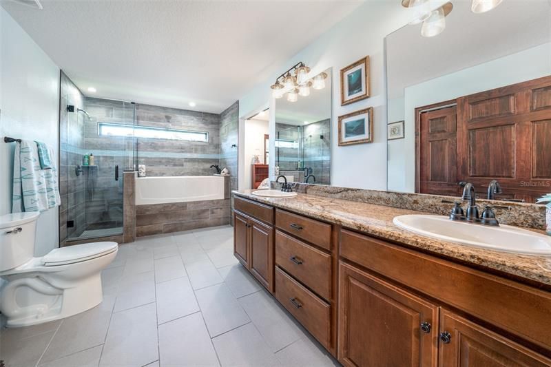 Large 2nd bathroom with linen closet.