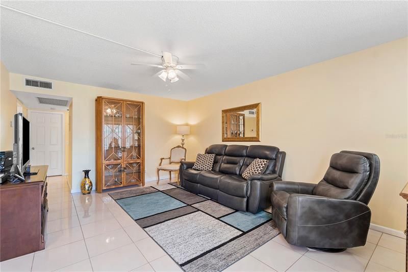 Recently Sold: $188,900 (2 beds, 1 baths, 880 Square Feet)