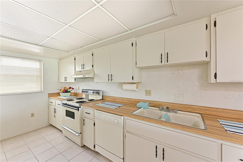 For Sale: $249,000 (2 beds, 2 baths, 1324 Square Feet)