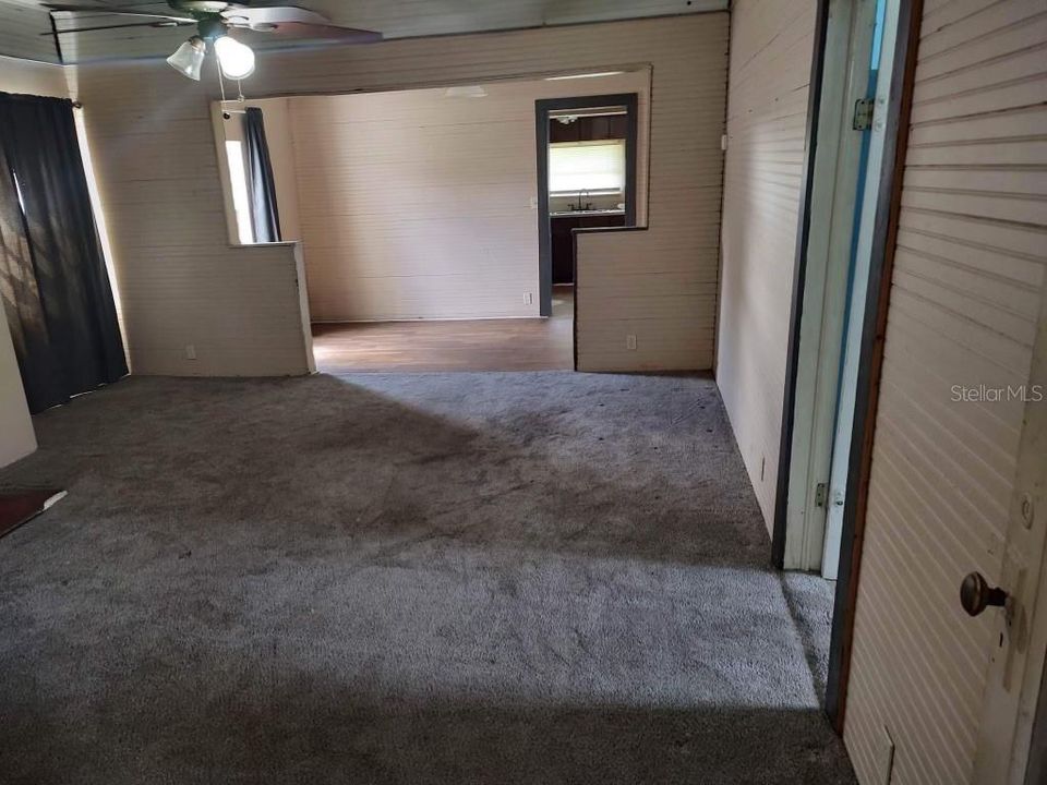 For Sale: $120,000 (2 beds, 1 baths, 892 Square Feet)