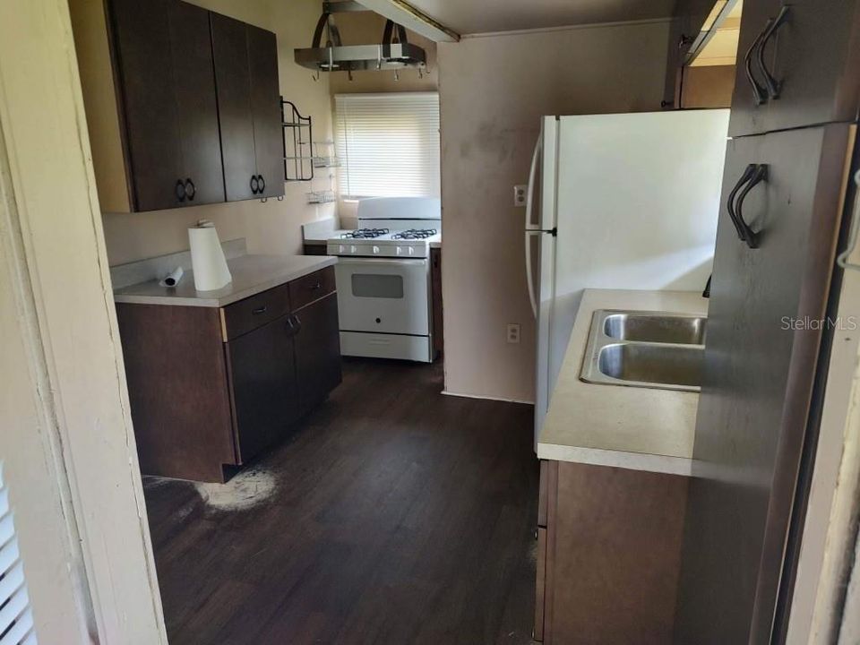 For Sale: $120,000 (2 beds, 1 baths, 892 Square Feet)