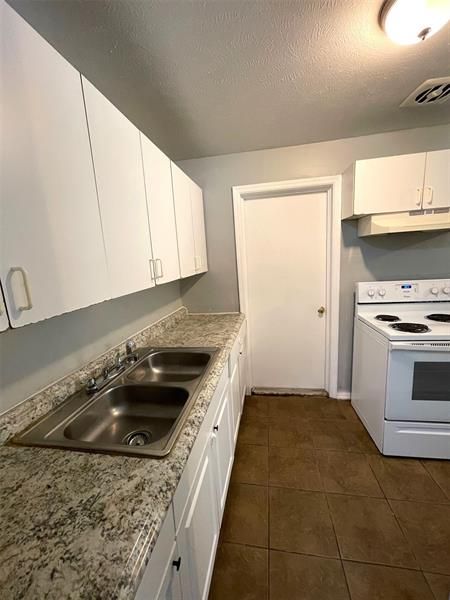 Recently Rented: $1,550 (3 beds, 2 baths, 920 Square Feet)