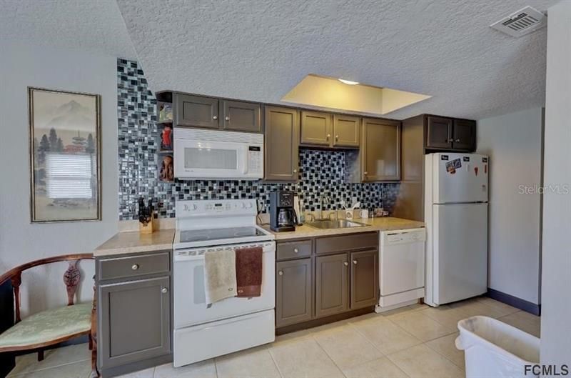 Recently Rented: $1,395 (1 beds, 1 baths, 704 Square Feet)