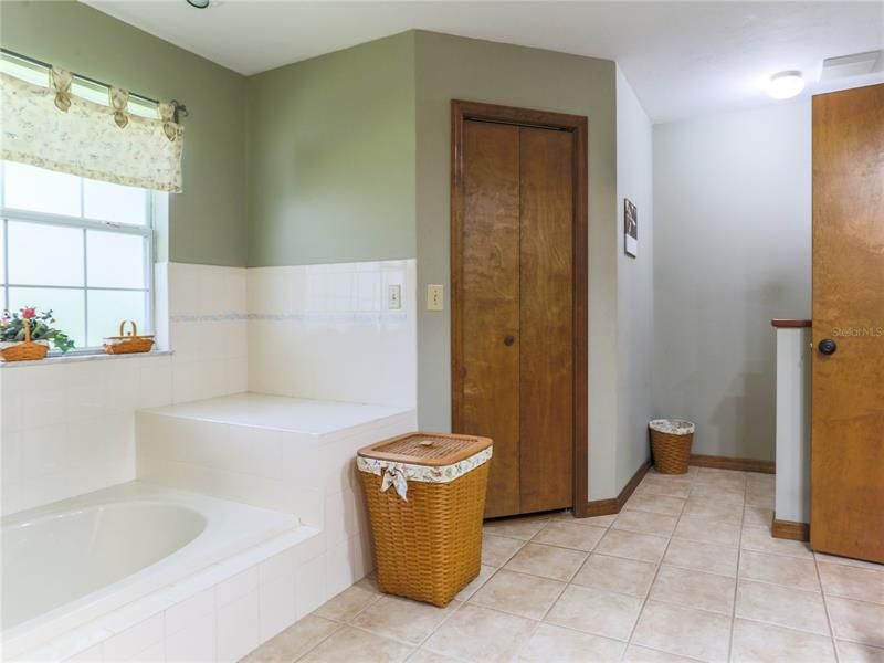 最近售出: $699,900 (3 贝兹, 2 浴室, 2265 平方英尺)