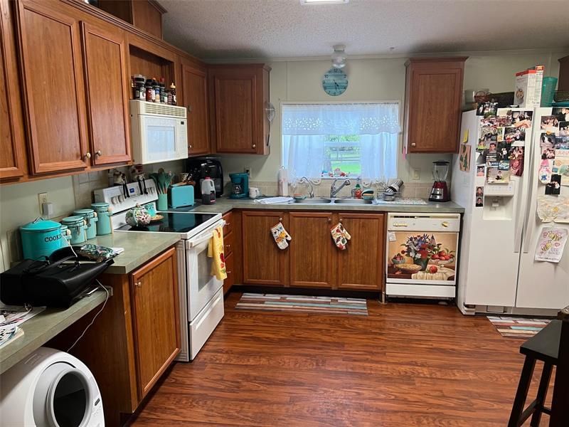 Recently Sold: $210,000 (3 beds, 2 baths, 1568 Square Feet)