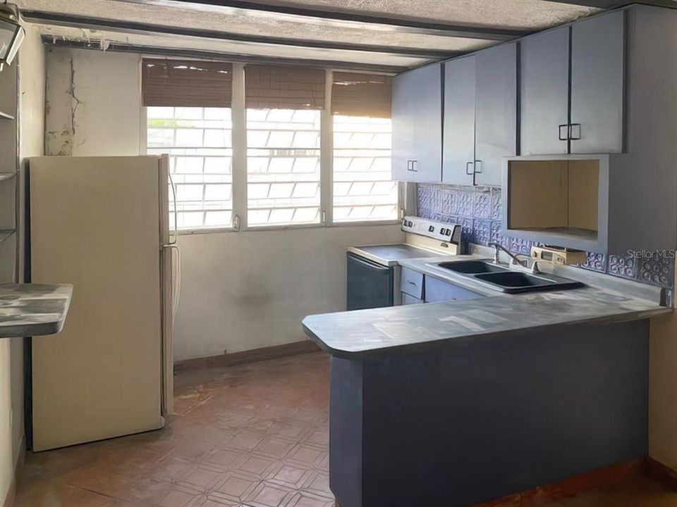 Vendido Recientemente: $90,000 (2 camas, 3 baños, 900 Pies cuadrados)