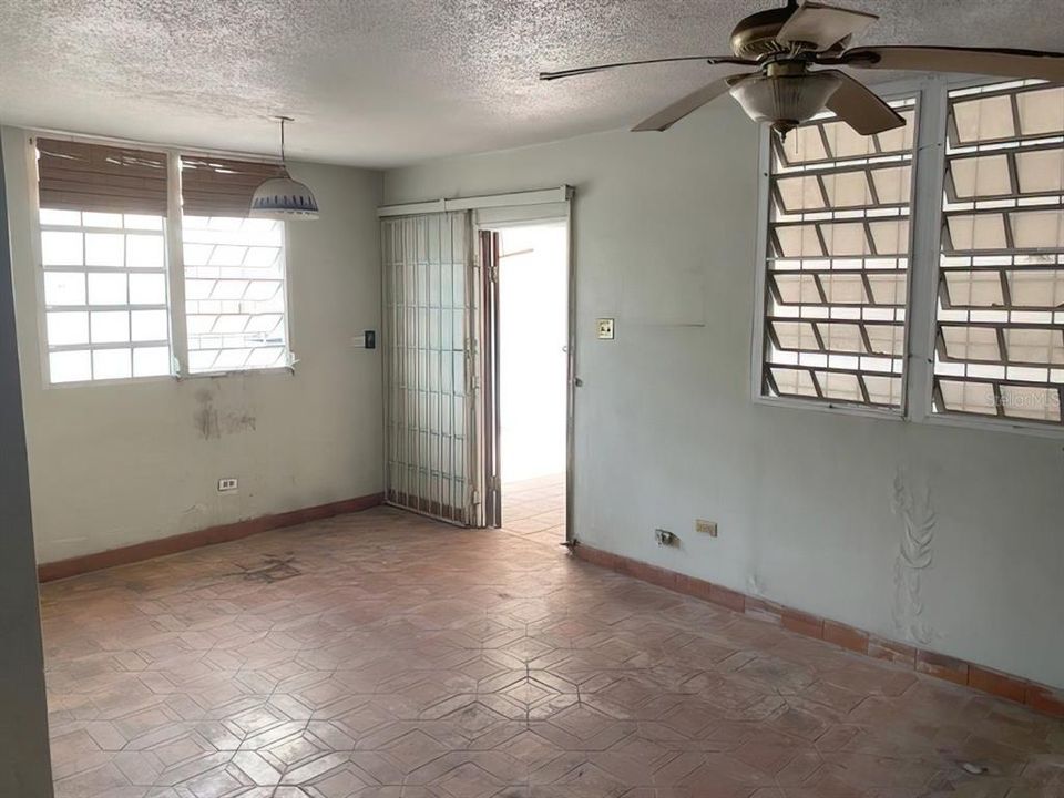 Vendido Recientemente: $90,000 (2 camas, 3 baños, 900 Pies cuadrados)