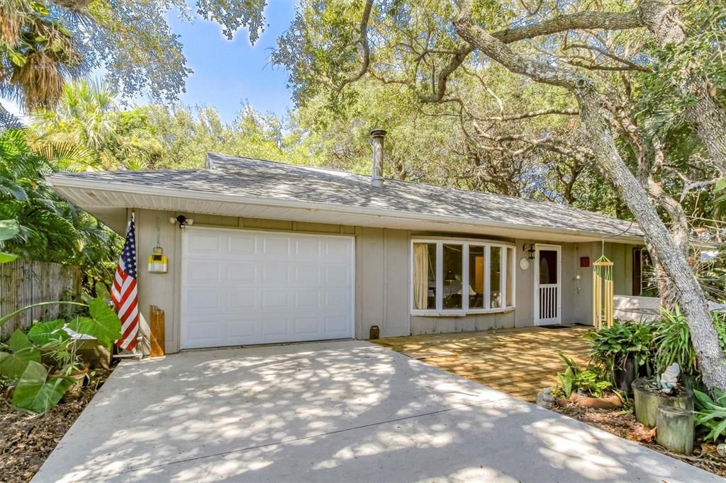 Wonderful 2 bedroom bungalow just a block away from the beach