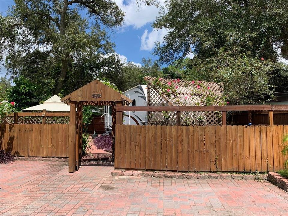 最近租的: $900 (1 贝兹, 1 浴室, 300 平方英尺)