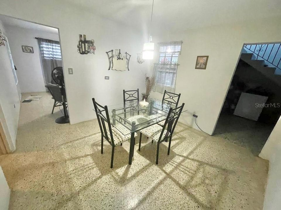 Vendido Recientemente: $160,000 (4 camas, 2 baños, 1574 Pies cuadrados)