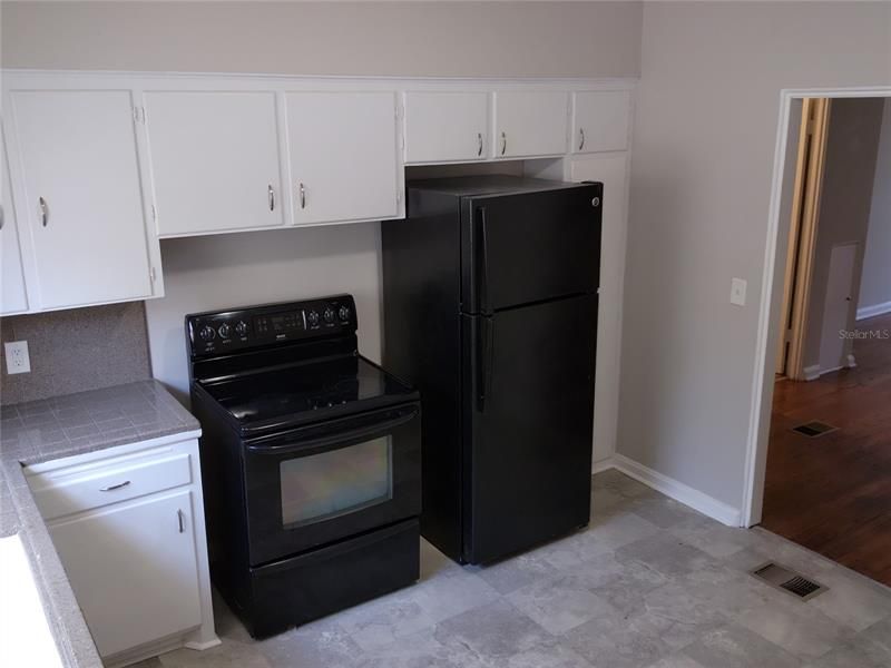 Recently Rented: $1,050 (2 beds, 1 baths, 937 Square Feet)