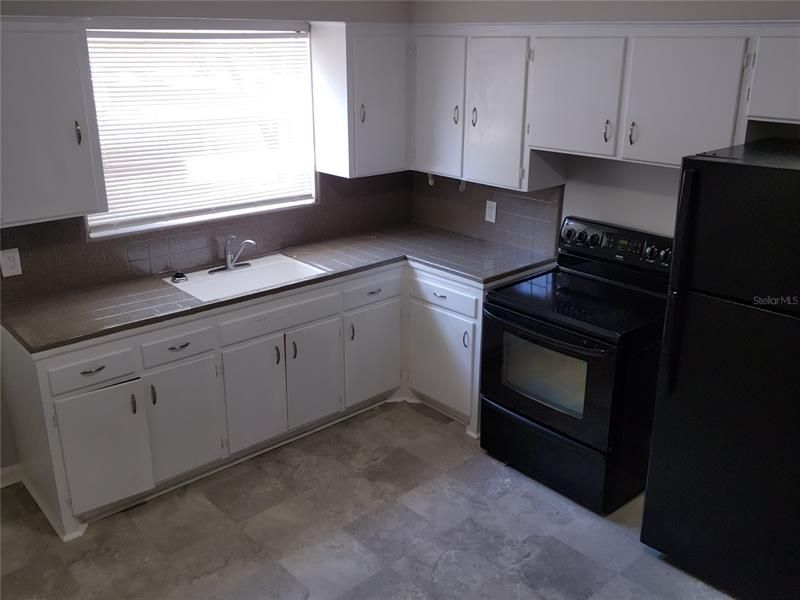 Recently Rented: $1,050 (2 beds, 1 baths, 937 Square Feet)