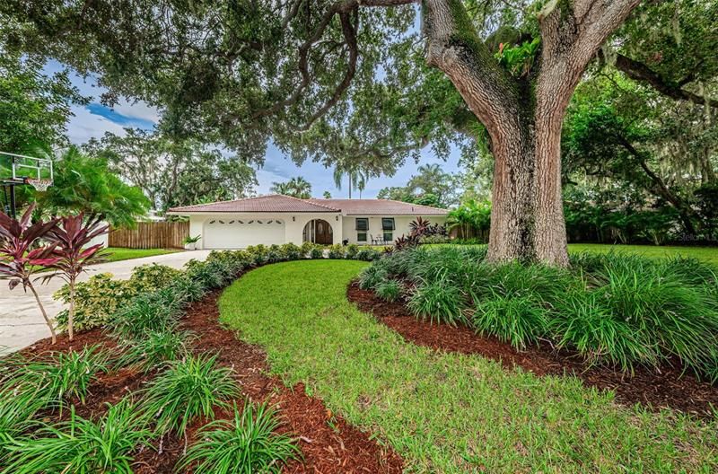 Recently Sold: $925,000 (4 beds, 2 baths, 2496 Square Feet)