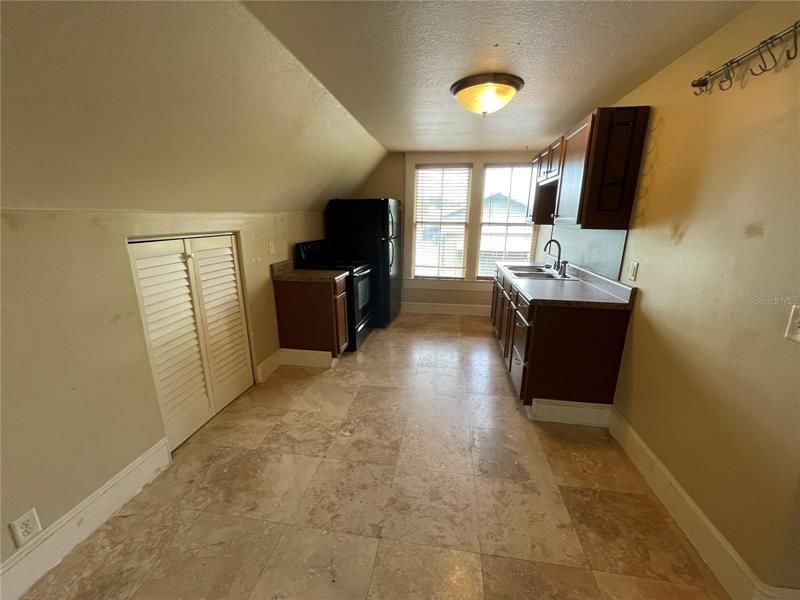 Active With Contract: $1,475 (1 beds, 1 baths, 702 Square Feet)