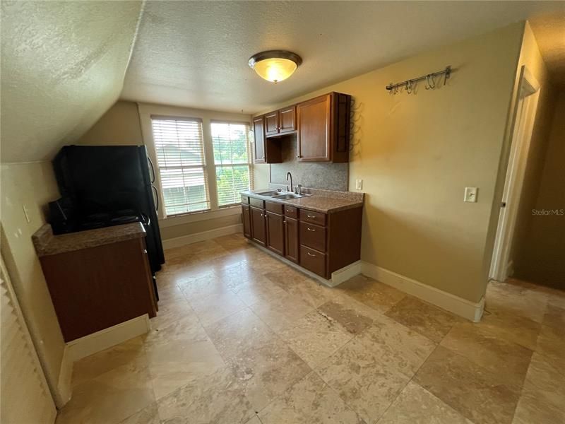 Active With Contract: $1,475 (1 beds, 1 baths, 702 Square Feet)