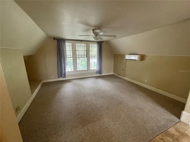 Active With Contract: $1,475 (1 beds, 1 baths, 702 Square Feet)