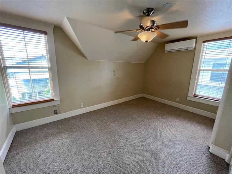 Active With Contract: $1,475 (1 beds, 1 baths, 702 Square Feet)