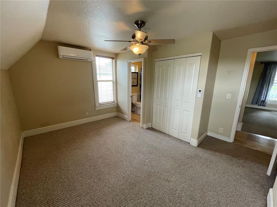 Active With Contract: $1,475 (1 beds, 1 baths, 702 Square Feet)