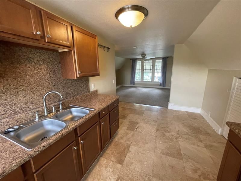 Active With Contract: $1,475 (1 beds, 1 baths, 702 Square Feet)