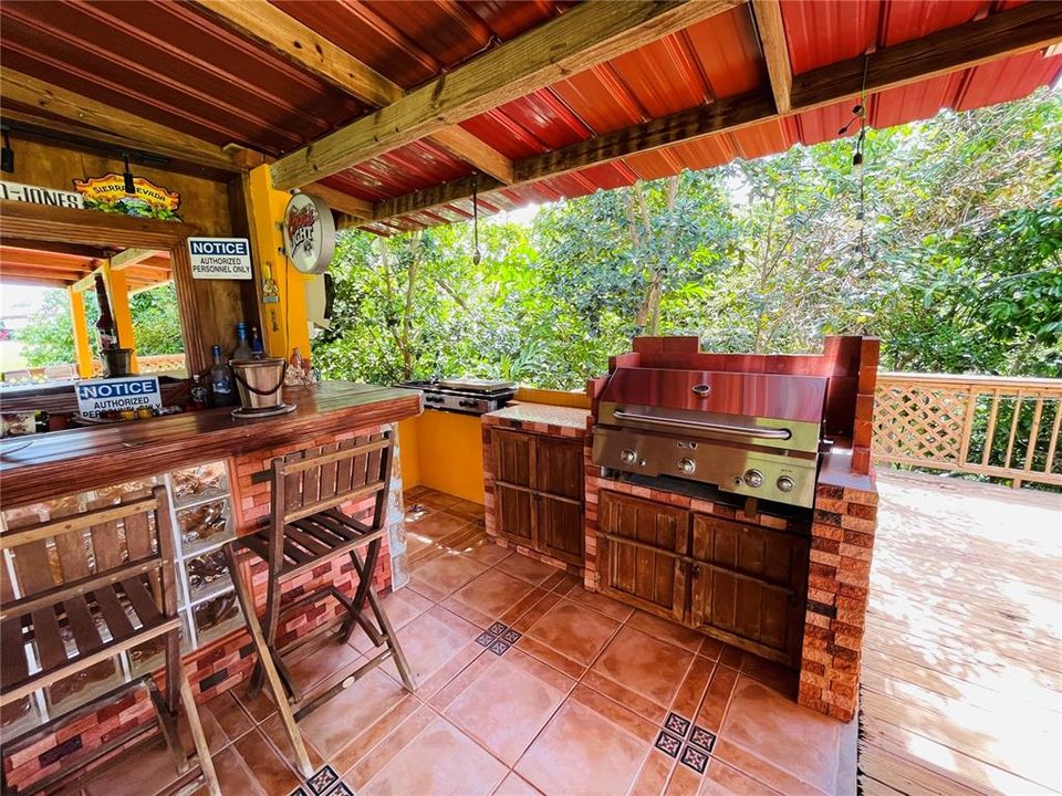 Vendido Recientemente: $395,000 (4 camas, 3 baños, 1900 Pies cuadrados)