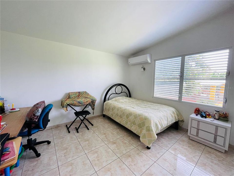 Vendido Recientemente: $395,000 (4 camas, 3 baños, 1900 Pies cuadrados)