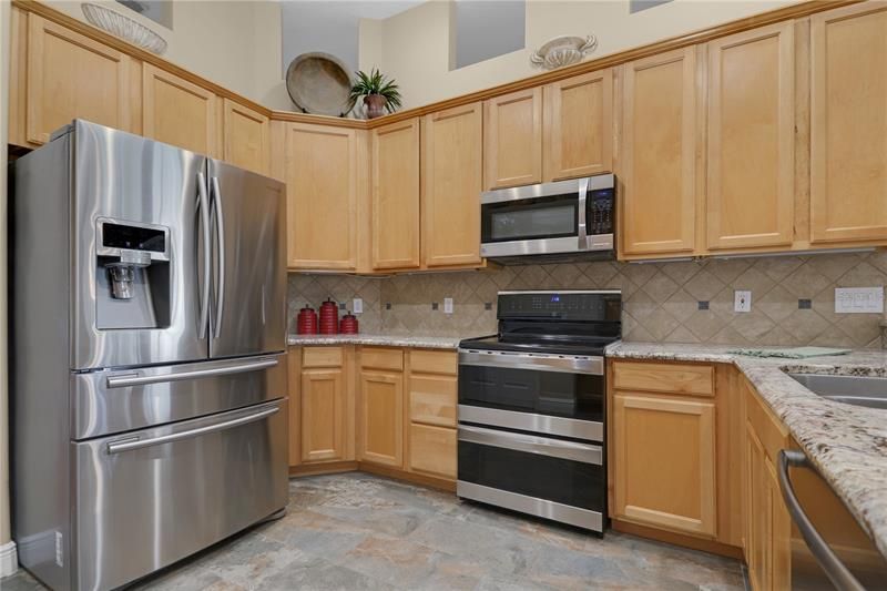 SS APPLIANCES AND GRANITE COUNTERTOPS