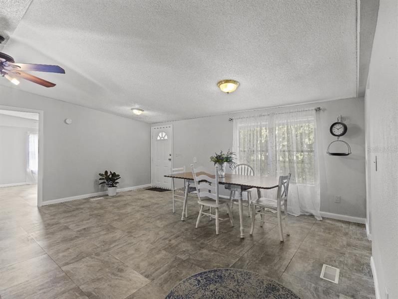 Recently Sold: $215,000 (3 beds, 2 baths, 1456 Square Feet)