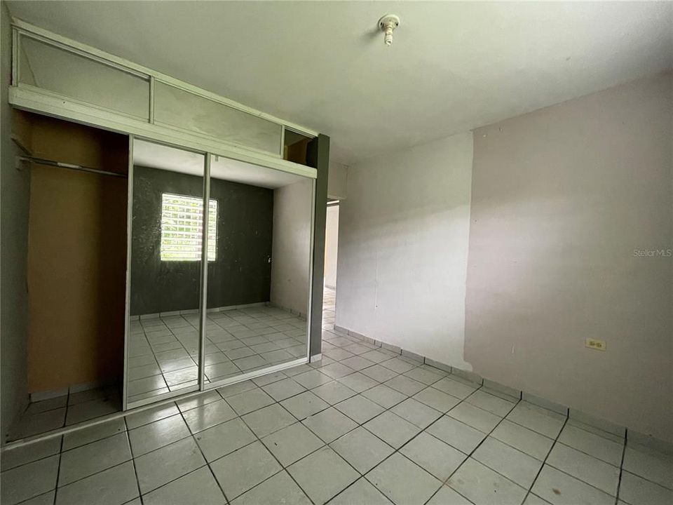 Vendido Recientemente: $81,000 (5 camas, 3 baños, 1778 Pies cuadrados)