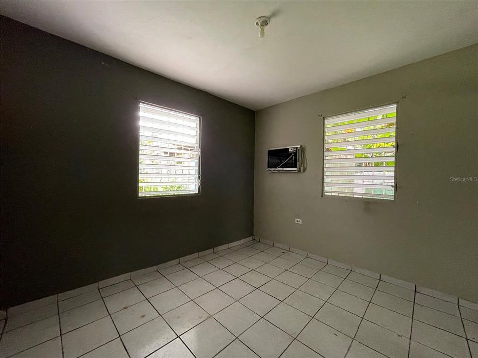 Vendido Recientemente: $81,000 (5 camas, 3 baños, 1778 Pies cuadrados)