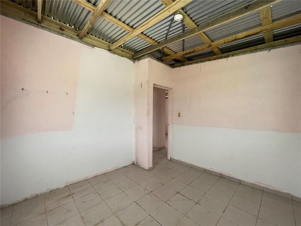 Vendido Recientemente: $81,000 (5 camas, 3 baños, 1778 Pies cuadrados)