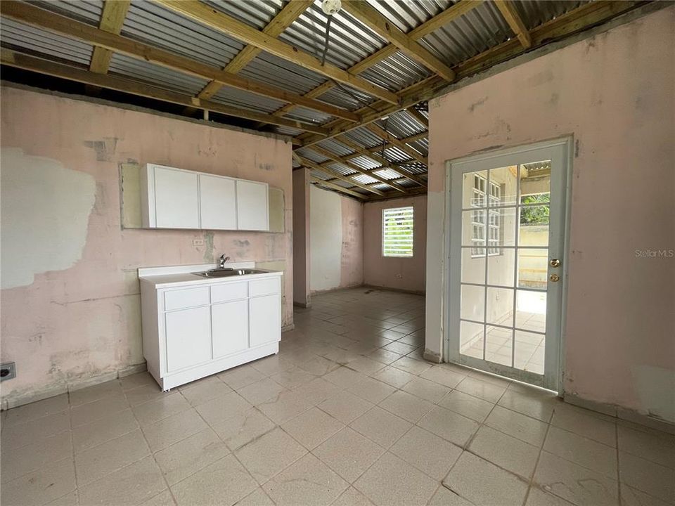 Vendido Recientemente: $81,000 (5 camas, 3 baños, 1778 Pies cuadrados)