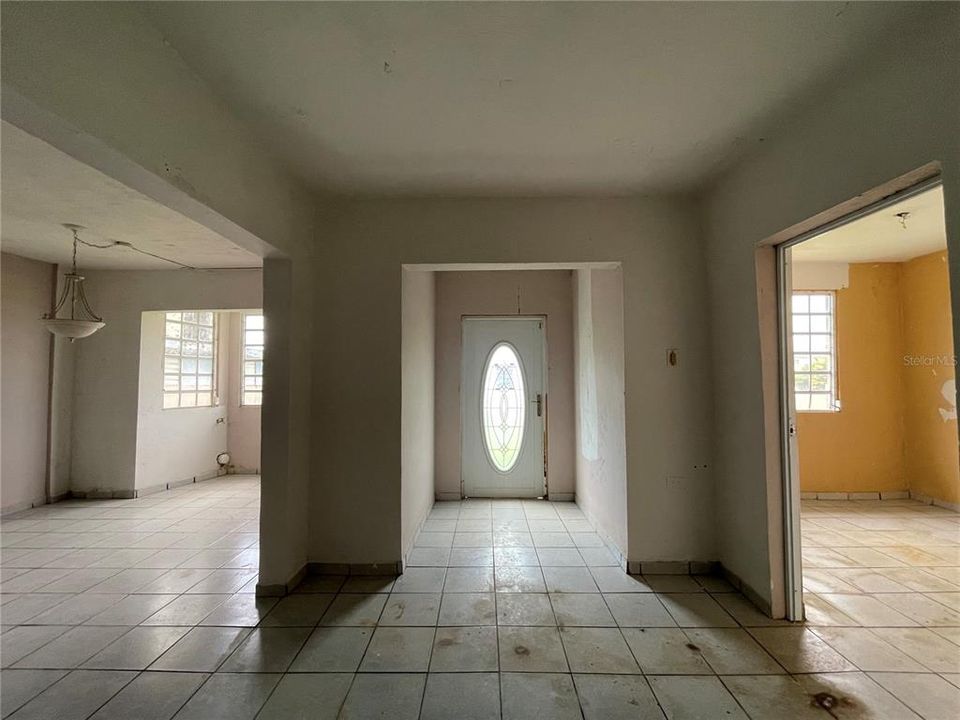 Vendido Recientemente: $81,000 (5 camas, 3 baños, 1778 Pies cuadrados)