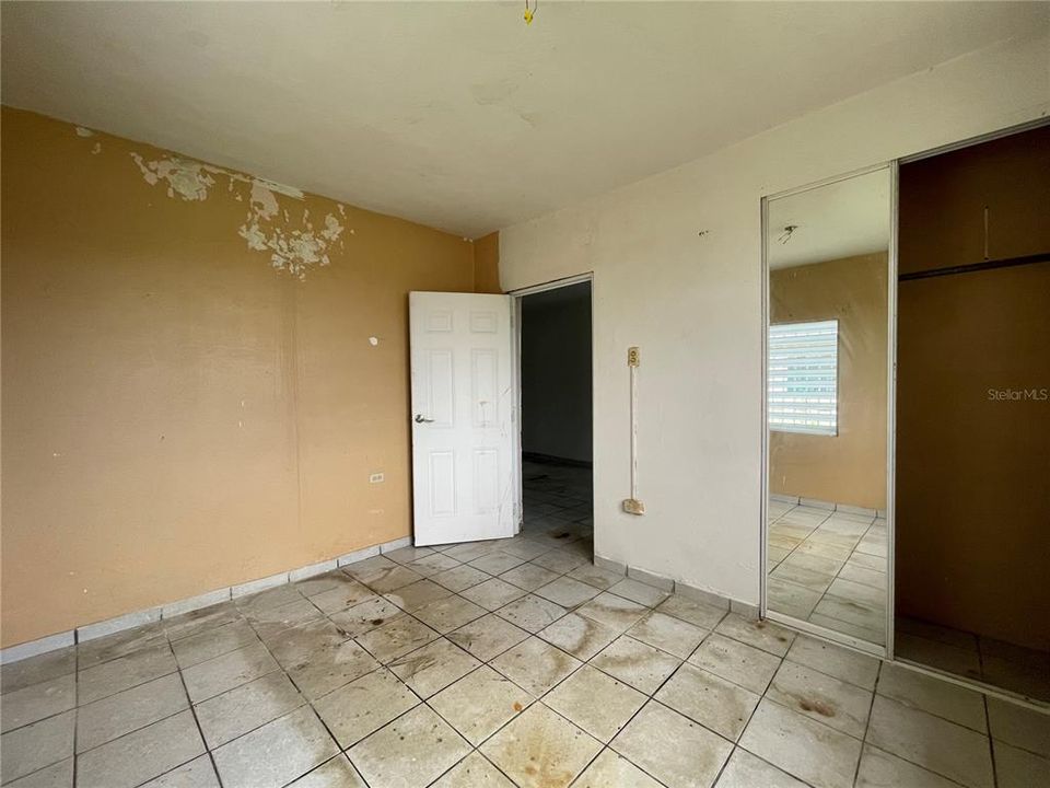 Vendido Recientemente: $81,000 (5 camas, 3 baños, 1778 Pies cuadrados)