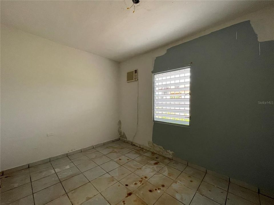 Vendido Recientemente: $81,000 (5 camas, 3 baños, 1778 Pies cuadrados)