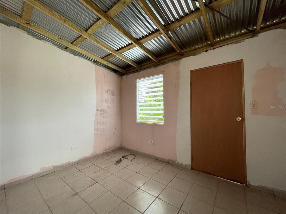 Vendido Recientemente: $81,000 (5 camas, 3 baños, 1778 Pies cuadrados)