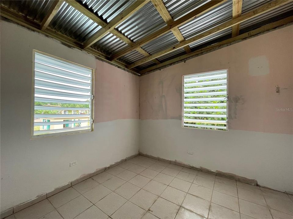 Vendido Recientemente: $81,000 (5 camas, 3 baños, 1778 Pies cuadrados)