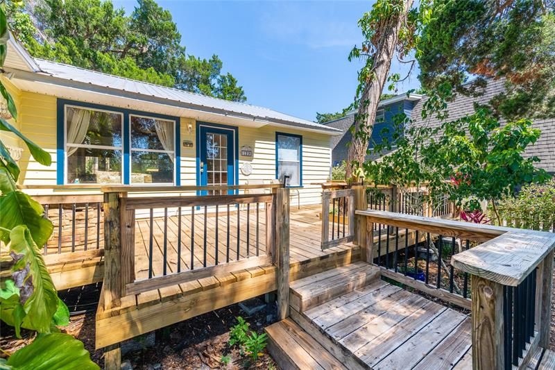 Welcome to 'FAve' as we call it for Ferdinand Ave. New, huge fenced deck.