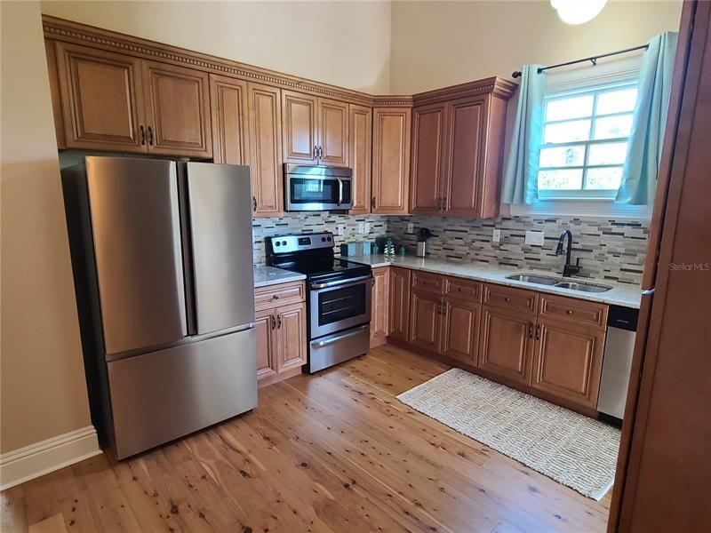 Recently Rented: $3,900 (3 beds, 2 baths, 1525 Square Feet)