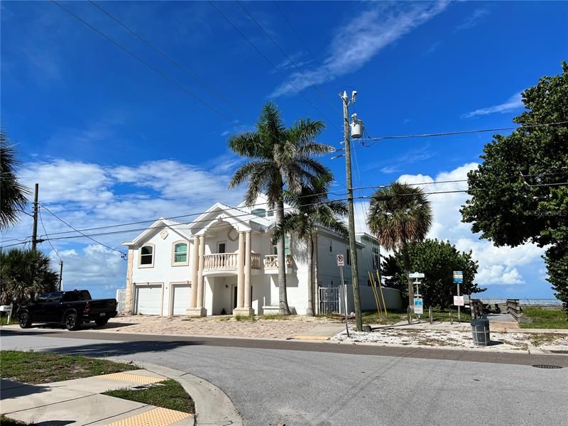 Recently Sold: $4,800,000 (4 beds, 5 baths, 2592 Square Feet)