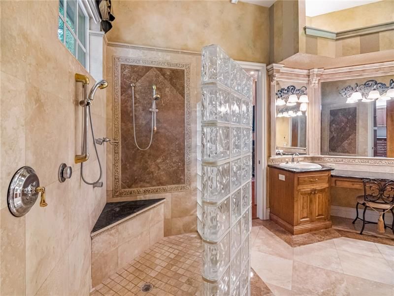 Недавно продано: $1,650,000 (5 спален, 5 ванн, 5251 Квадратных фут)