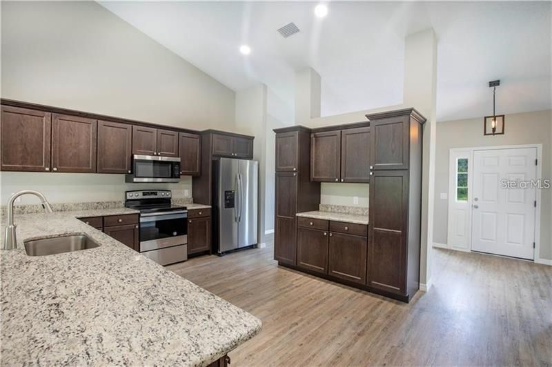 Recently Sold: $335,000 (3 beds, 2 baths, 1811 Square Feet)