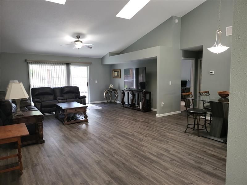 Recently Sold: $439,900 (3 beds, 2 baths, 1713 Square Feet)