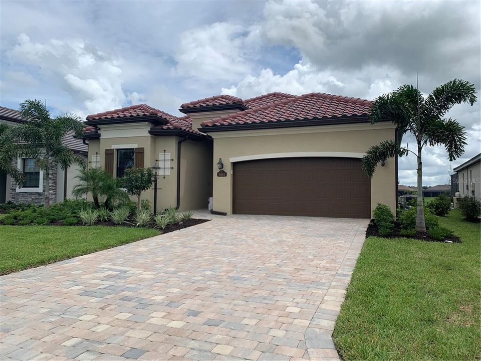 最近售出: $923,016 (3 贝兹, 3 浴室, 2067 平方英尺)