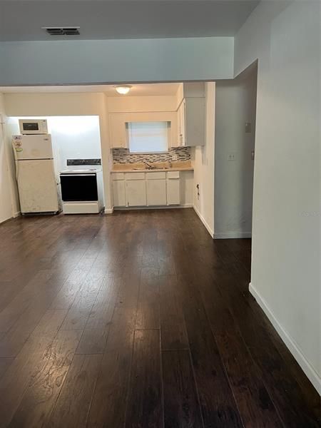 Recently Rented: $950 (2 beds, 1 baths, 840 Square Feet)